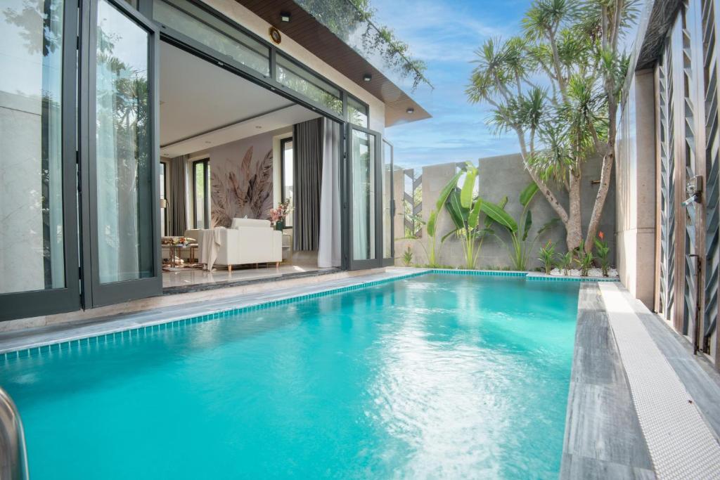 May Crystal 5BR to 6BR Villa close the beach