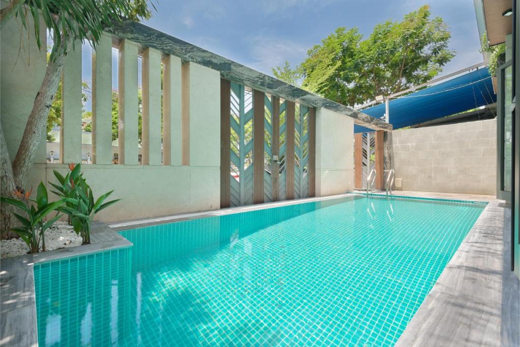 May Crystal 5BR to 6BR Villa close the beach