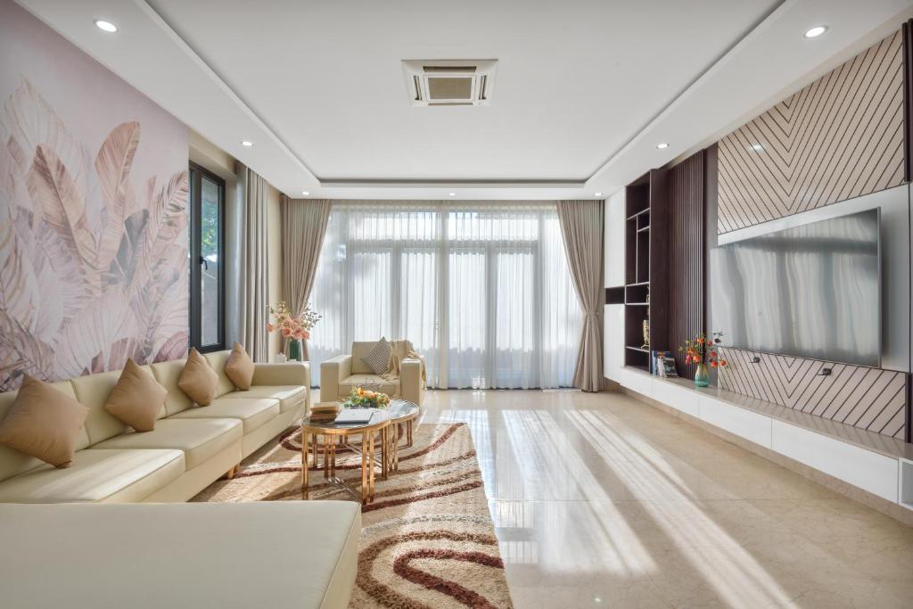 May Crystal 5BR to 6BR Villa close the beach