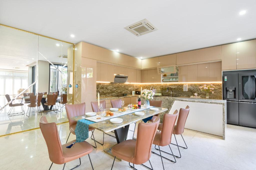 May Crystal 5BR to 6BR Villa close the beach