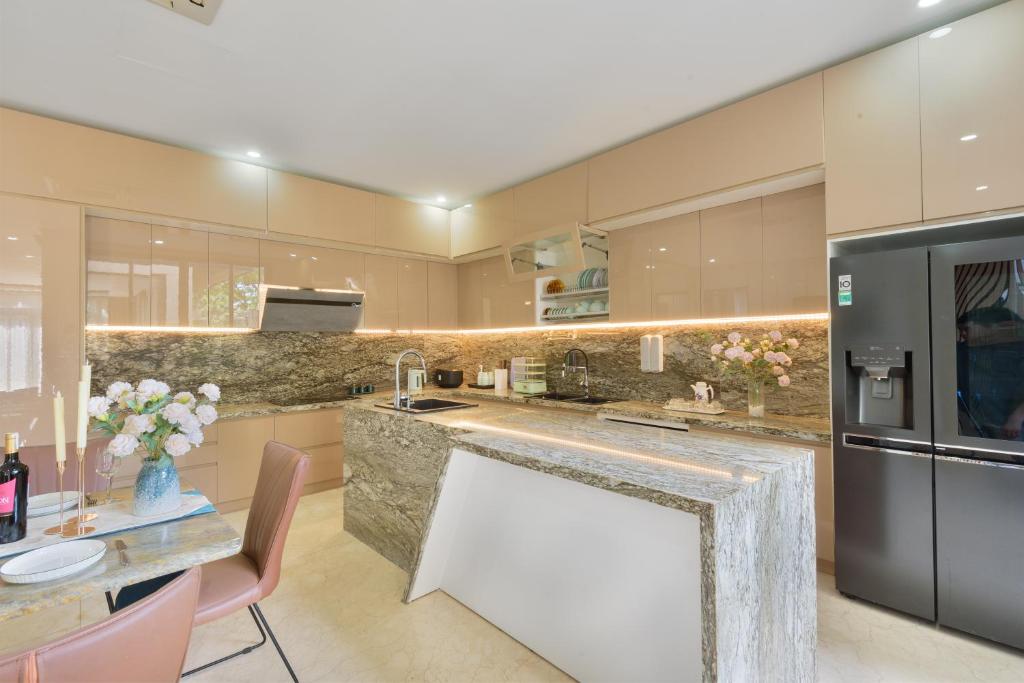 May Crystal 5BR to 6BR Villa close the beach