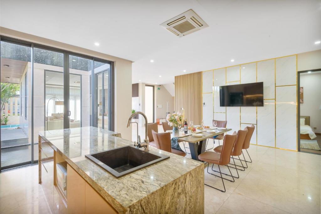 May Crystal 5BR to 6BR Villa close the beach