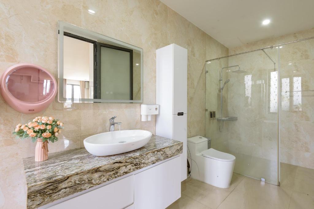 May Crystal 5BR to 6BR Villa close the beach