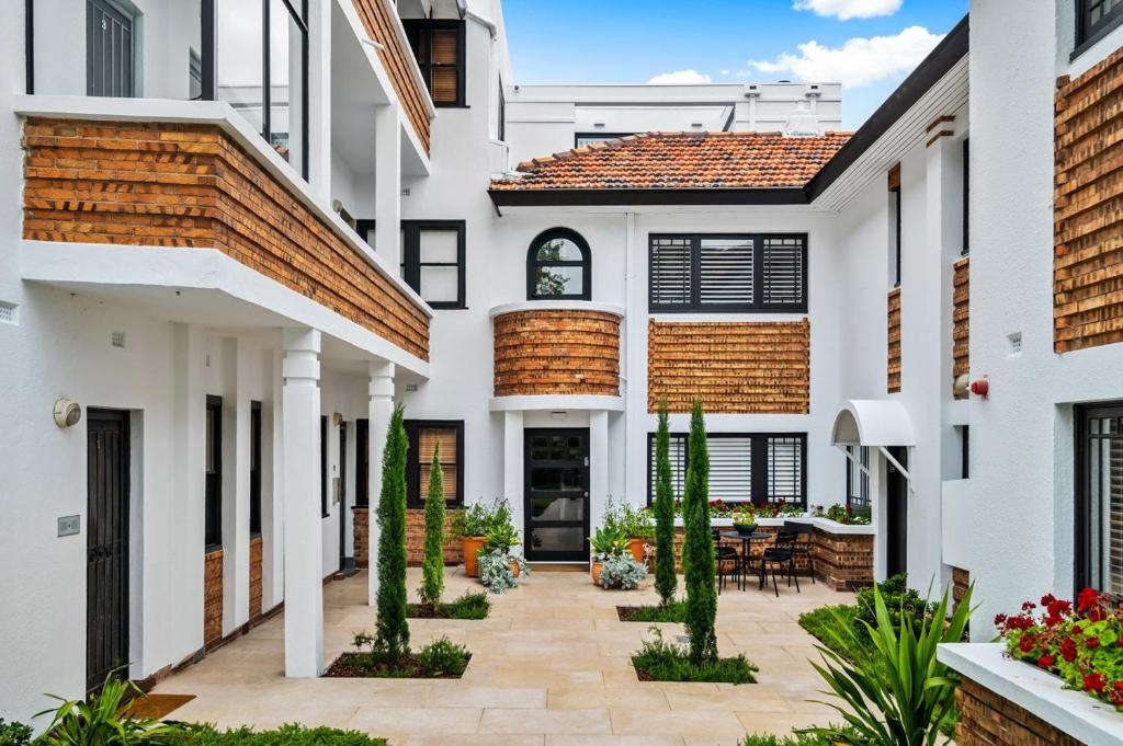 Brilliant 2BRM, Fully Renovated Art Deco Classic photo 2