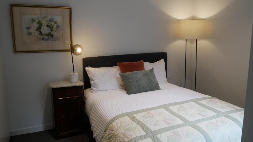 Brilliant 2BRM, Fully Renovated Art Deco Classic photo 3