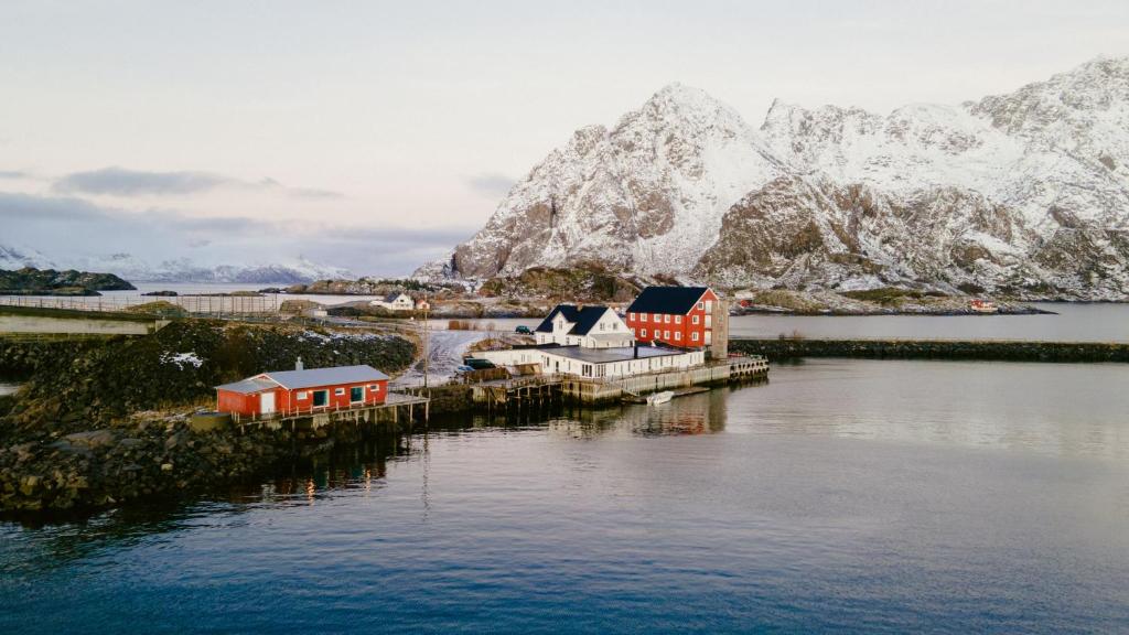 Skata Hotel Henningsvær - Tap to explore photos