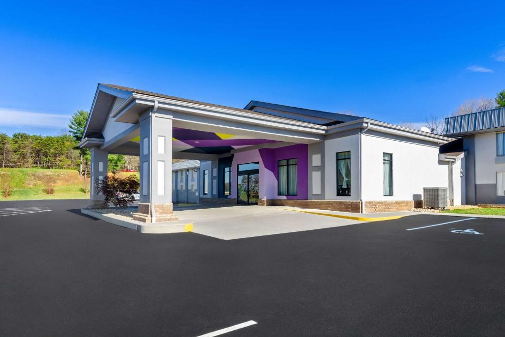 Spark by Hilton Daleville Roanoke North image