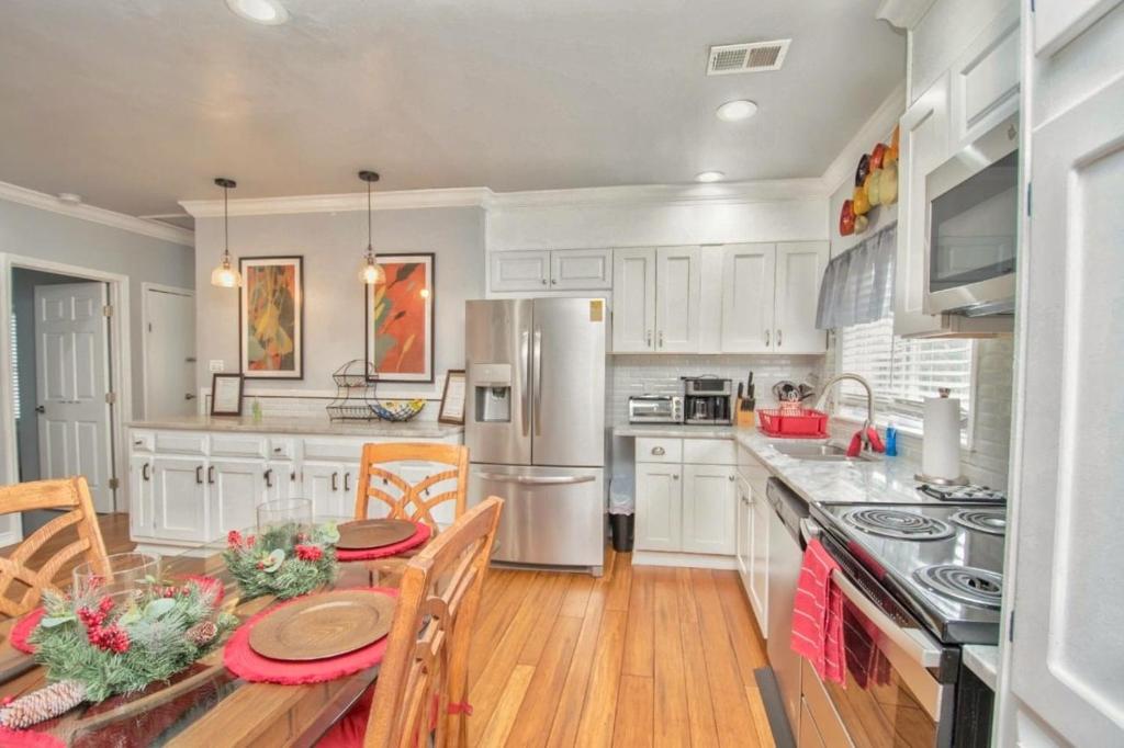 Updated 8BD Home Near the Best of Atlanta image
