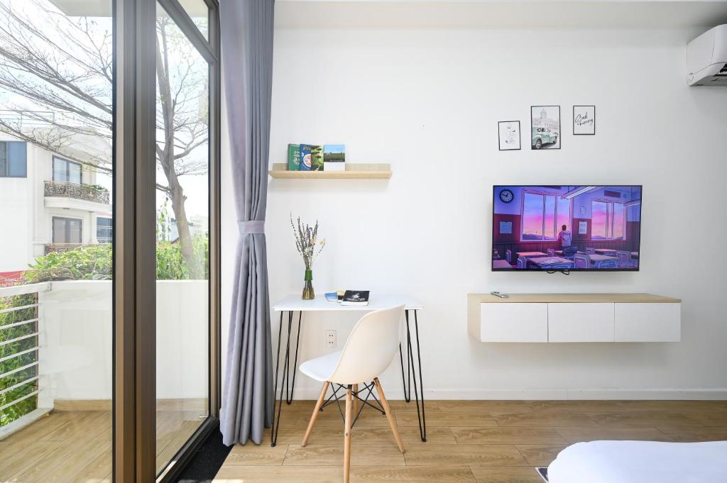 Studio 79 Suites in City Center with Parking