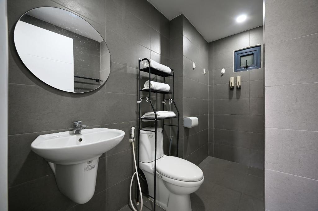 Studio 79 Suites in City Center with Parking