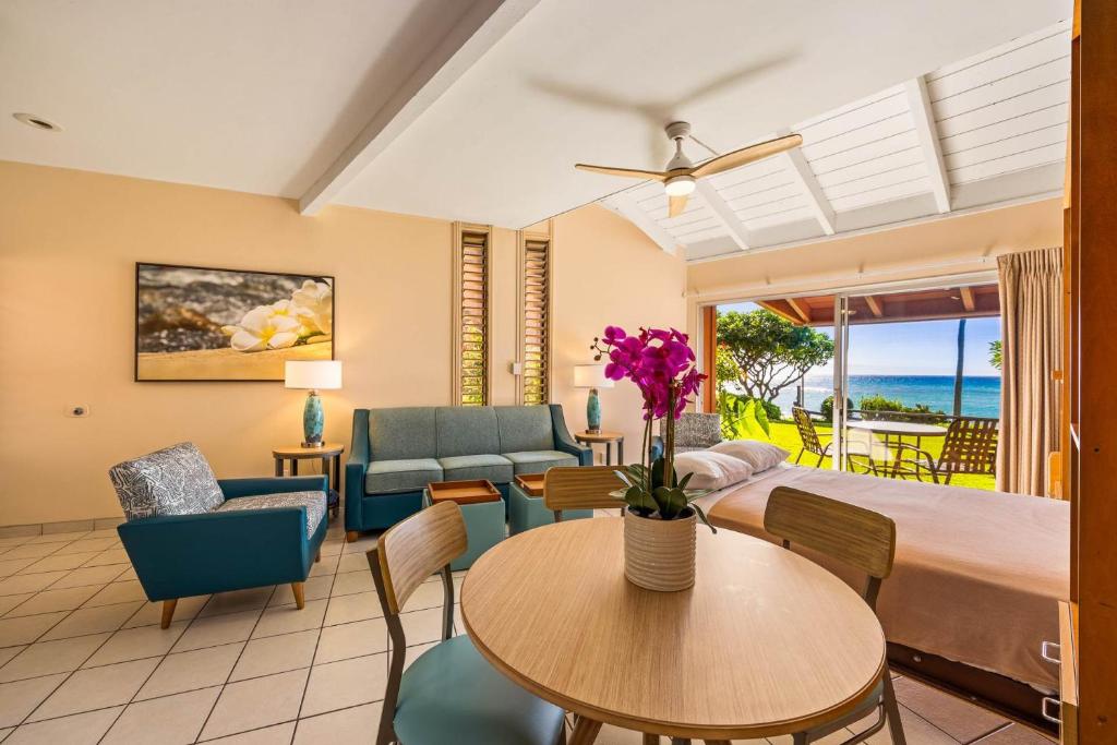 Kuleana Club #108 -Oceanfront- 1 bed & 1 bath - Deluxe - Tap to explore photos