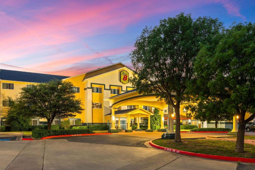 Super 8 by Wyndham Lubbock West image