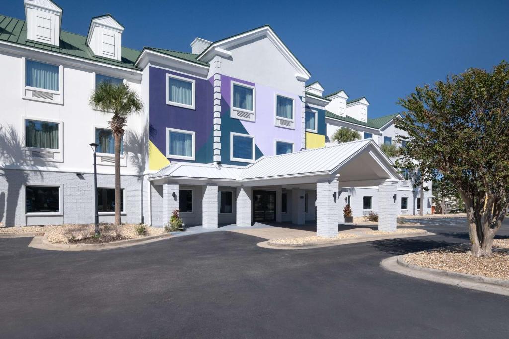 Best Western Sugar Sands Inn & Suites image