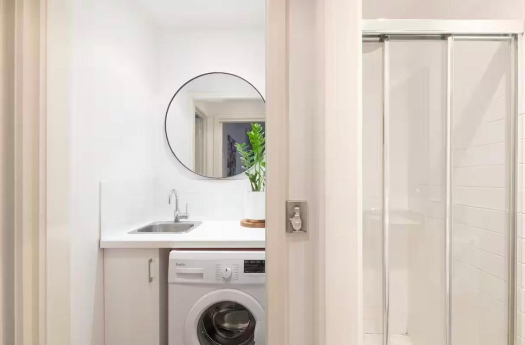 Designer townhome adjacent to East Brunswick Village 2min to tram plus private parking photo 1