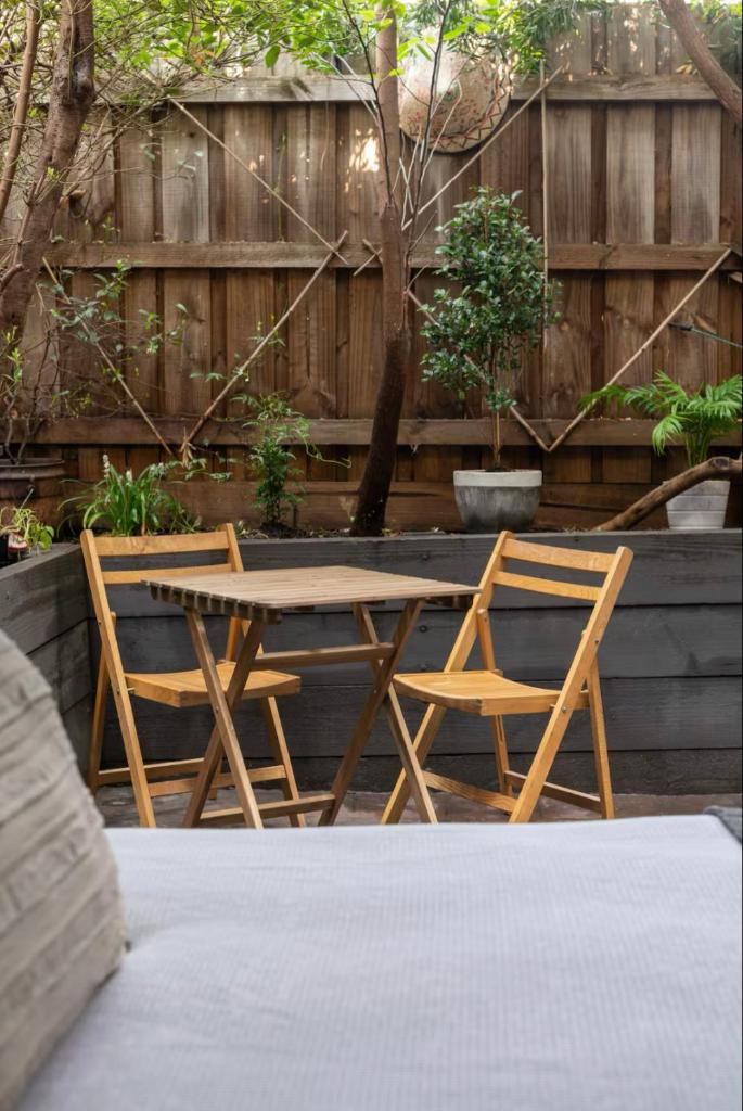 Designer townhome adjacent to East Brunswick Village 2min to tram plus private parking photo 2