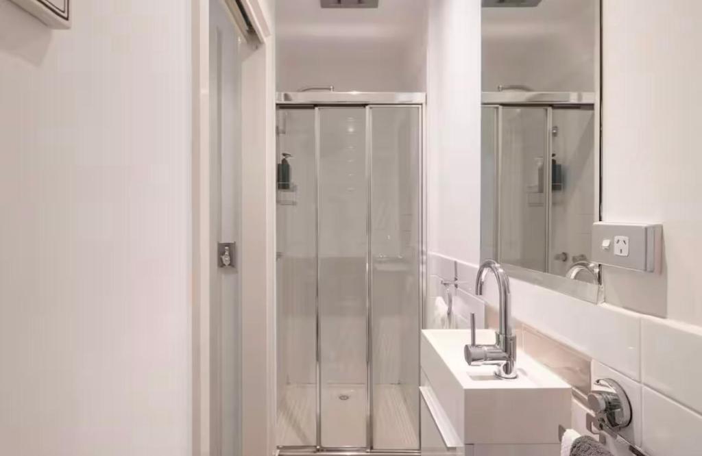 Designer townhome adjacent to East Brunswick Village 2min to tram plus private parking photo 3