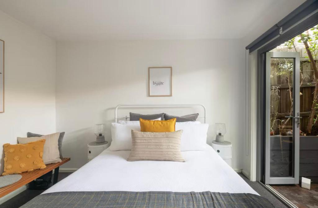 Designer townhome adjacent to East Brunswick Village 2min to tram plus private parking photo 4