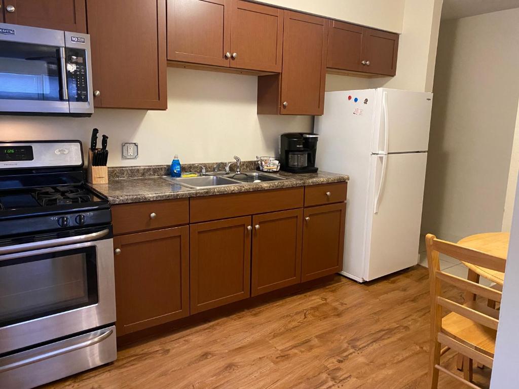 Spacious Updated 1 Bedroom Apartment image