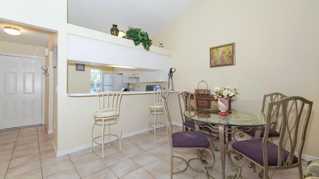 Close to Beaches, Downtown, Restaurants & Parks! image