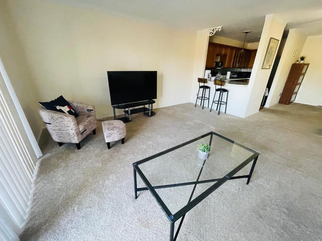 Charming 2br 2b In Elkins Park, Parking, Pool image