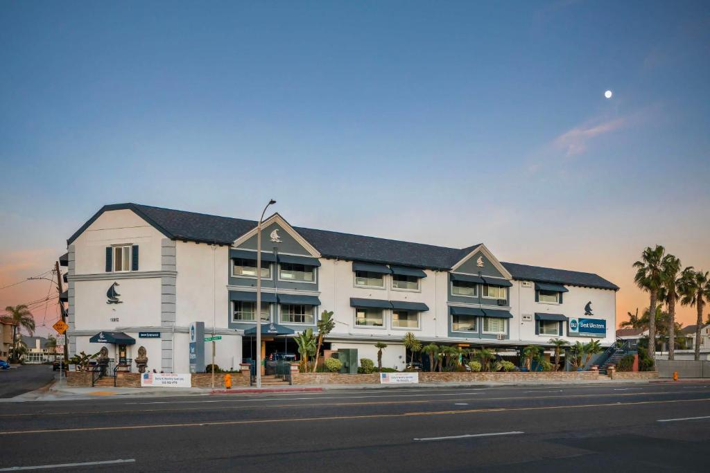 Best Western Harbour Inn & Suites Huntington - Sunset Beach image
