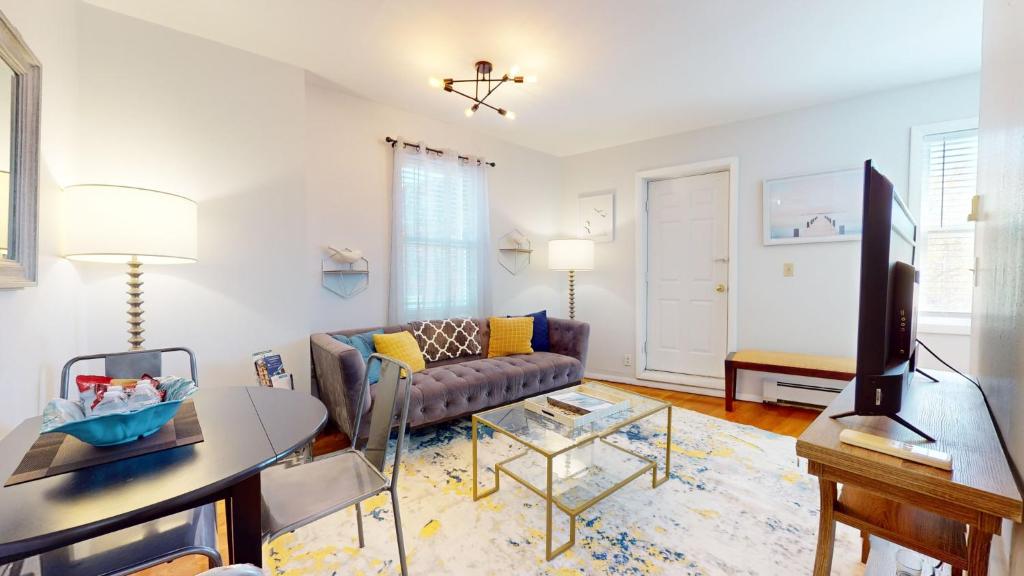 Chic 2br With Modern Comforts image