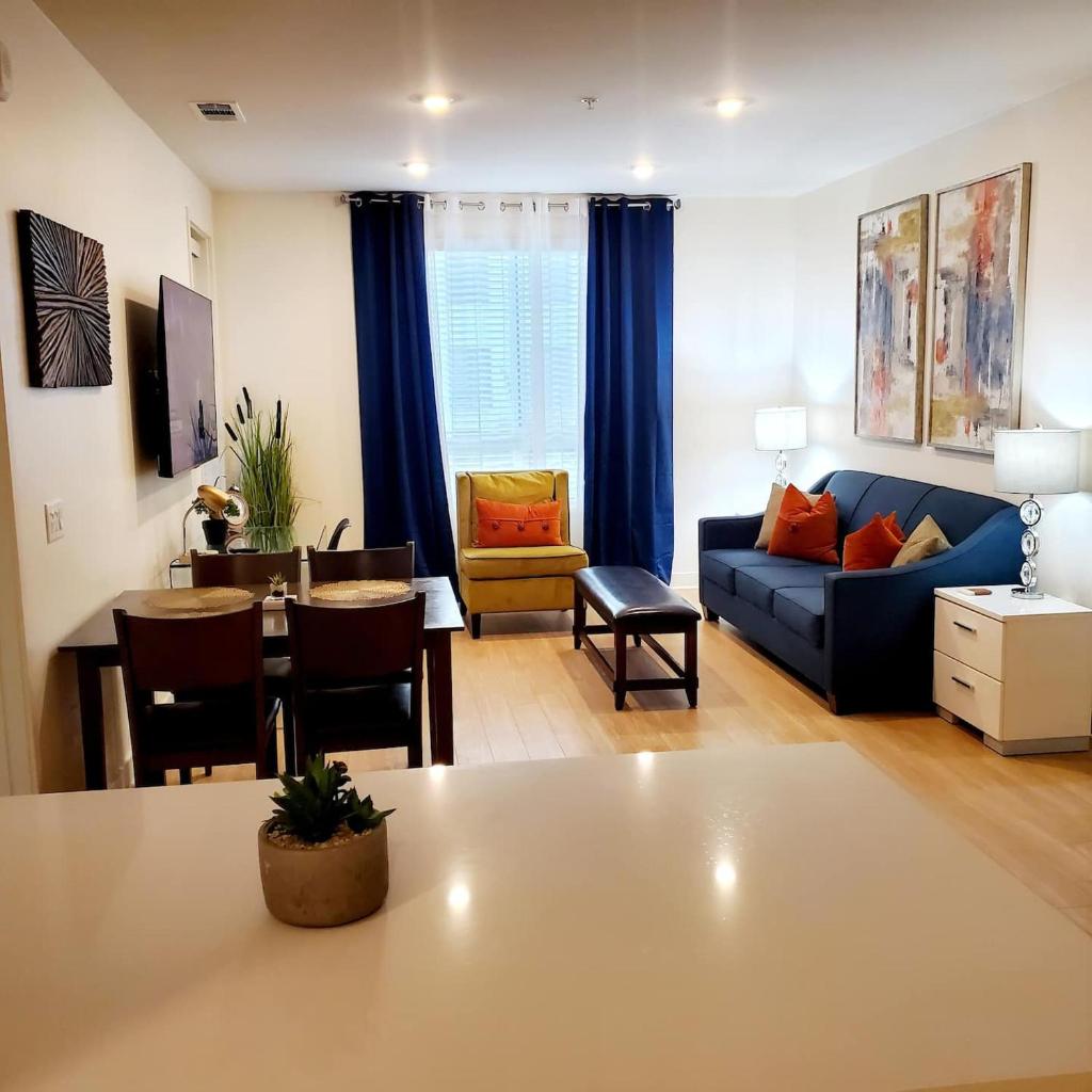 22, Disney, Knott's, Wi-fi, Hottub, Gym, Parking image