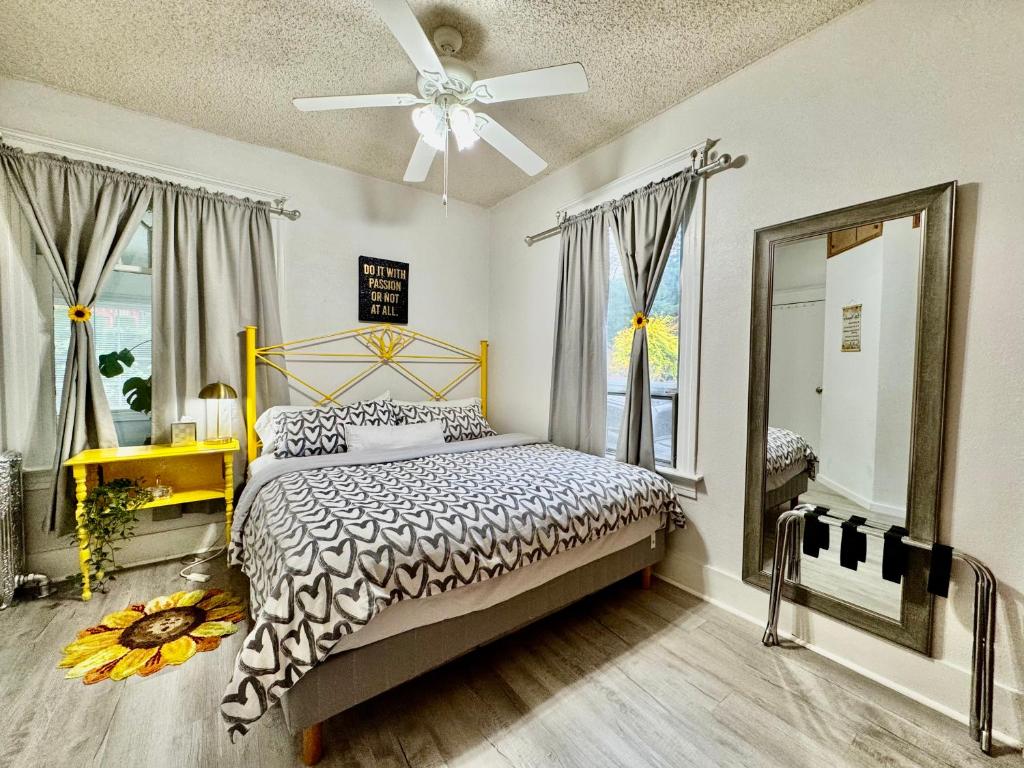 House in Seattle 2 Bedrooms King and Queen Bed and Extra Sofa Bed 10m mins to Airport and 15 mins to Downtown image