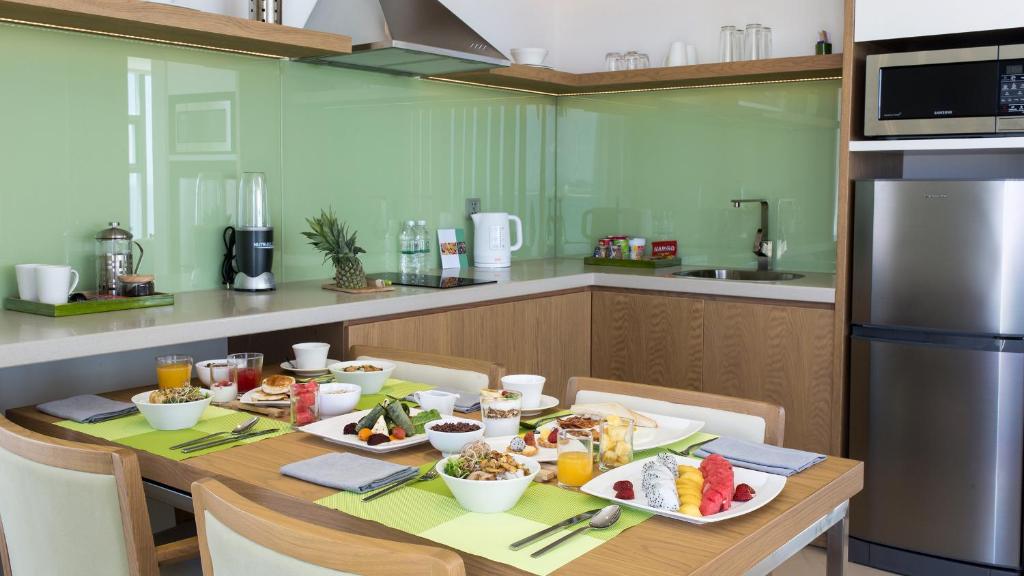 In front of MyKhe beach Panorama 17fl Suite