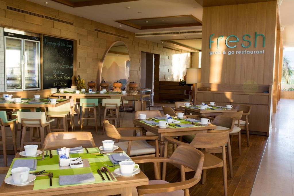 In front of MyKhe beach Panorama 17fl Suite