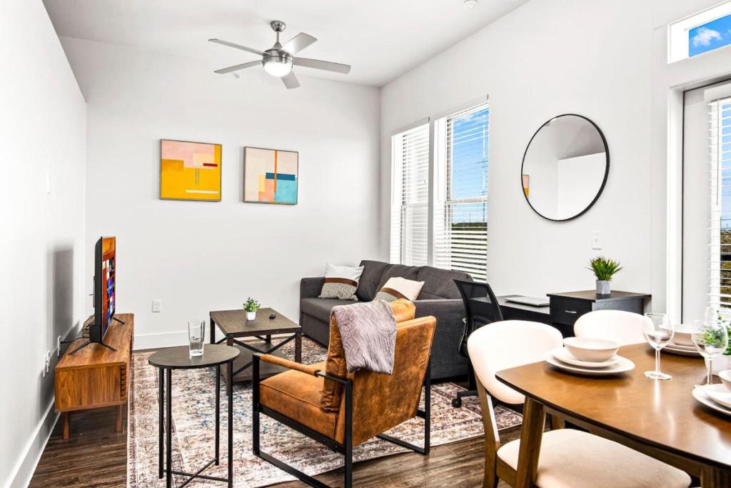 Luxurious New Unit 1Bd1Ba Pool Golf Sim image
