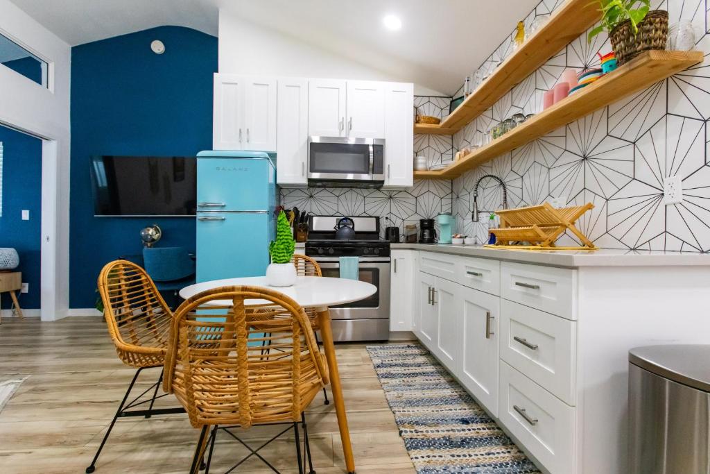 Stylish Casita min from the beach ! image