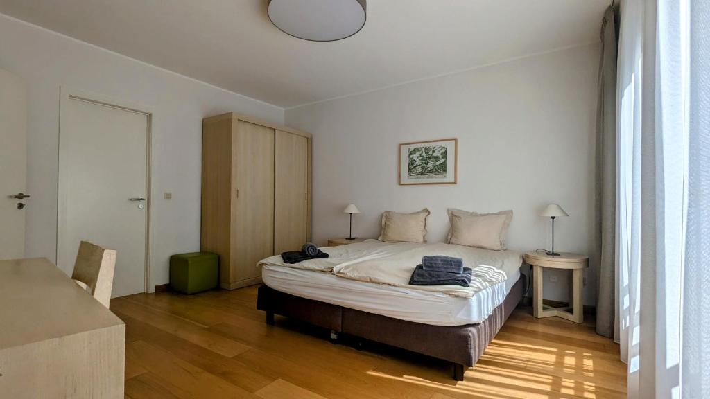 Spacious room in modern central apartment photo 1
