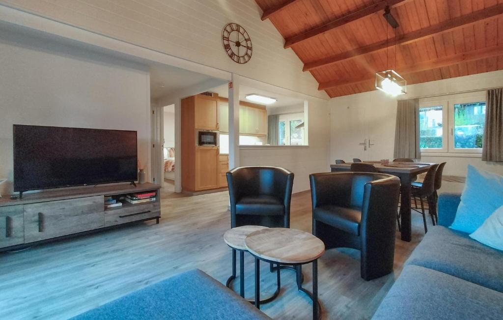 2 Bedroom Gorgeous Home In Rendeux photo 4