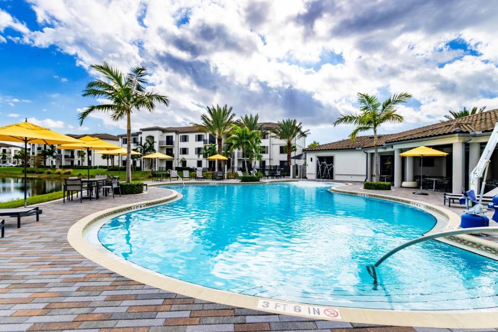 Relaxing Gated 2BR Condo WPoolBBQ in Fort Myers image