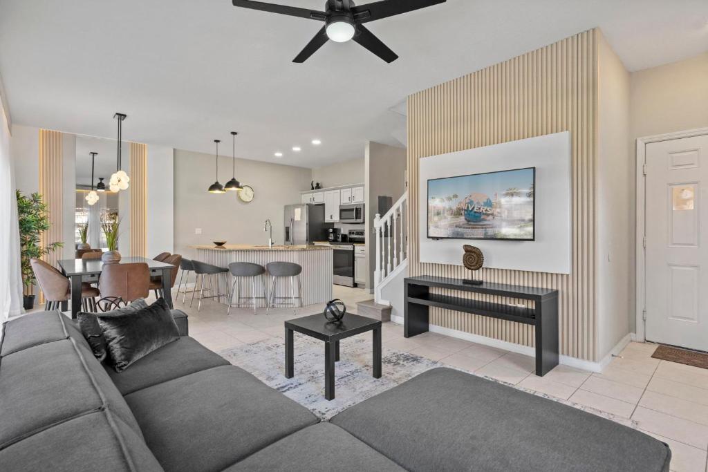 4 Bedrooms - 3 Bathrooms - Encantada 8549 Bl image