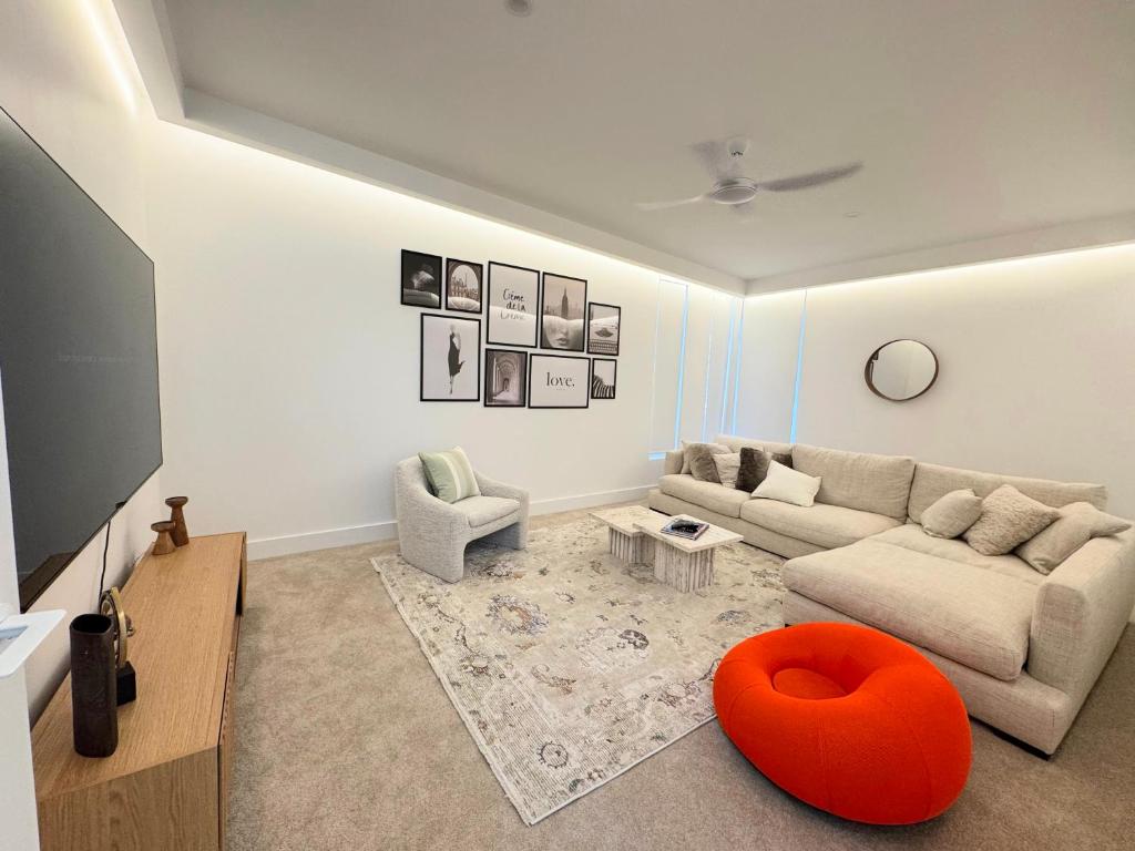 Modern Beach Haven with Hot tub and Sauna photo 4