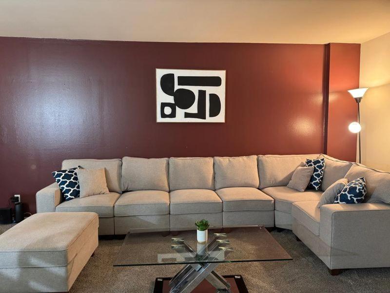 Luxurious Apt in Park La Brea image