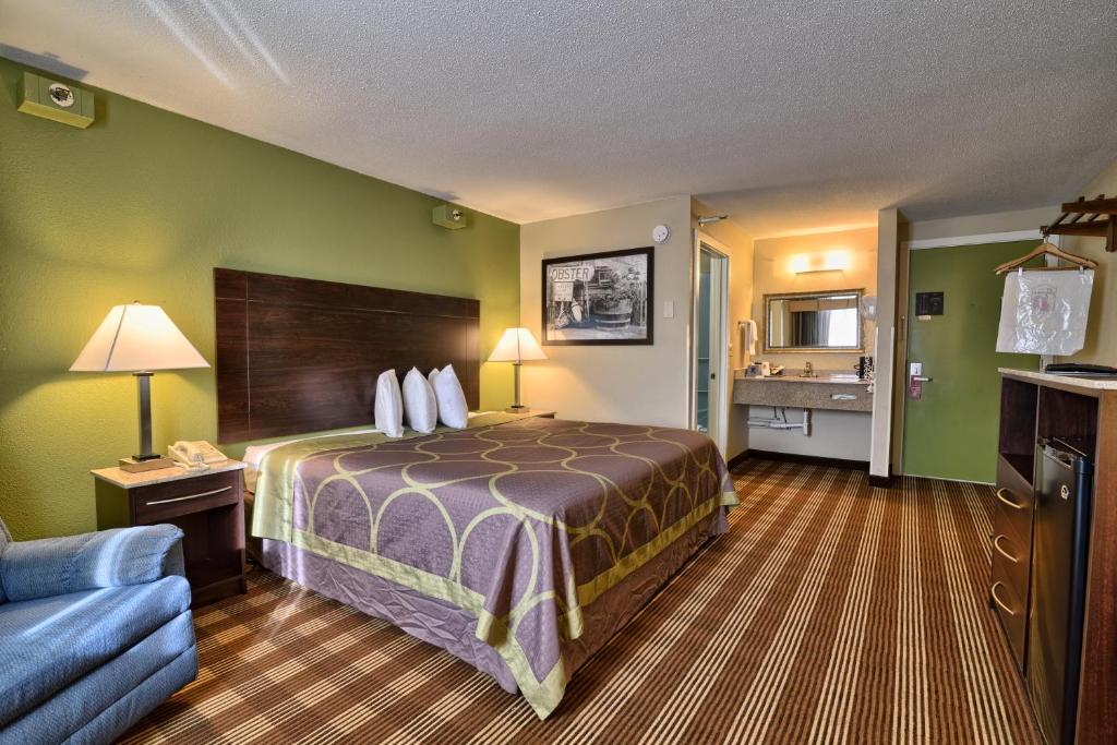 Super 8 by Wyndham Bangor image
