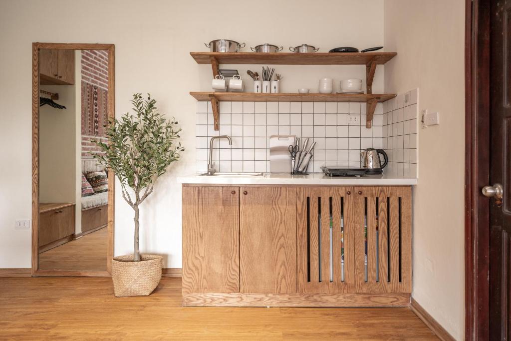 Dynasty Inn Building