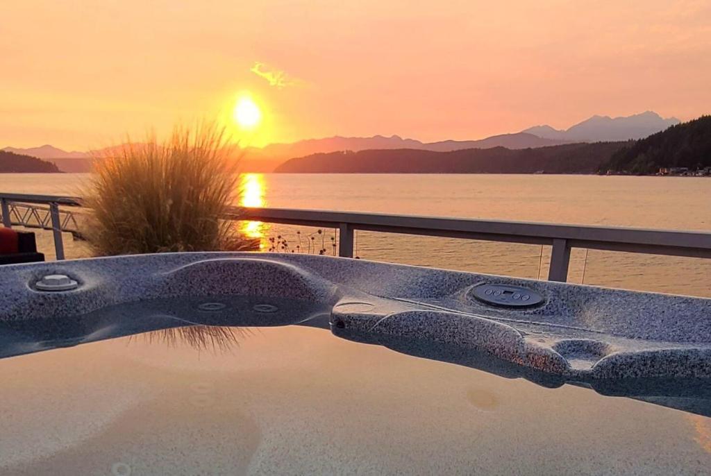 Walls of Glass Hood Canal Vacation Rental image