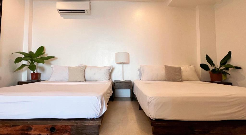 Beachfront Apartment with Two Queen Beds, Kitchen and Balcony, Boracay