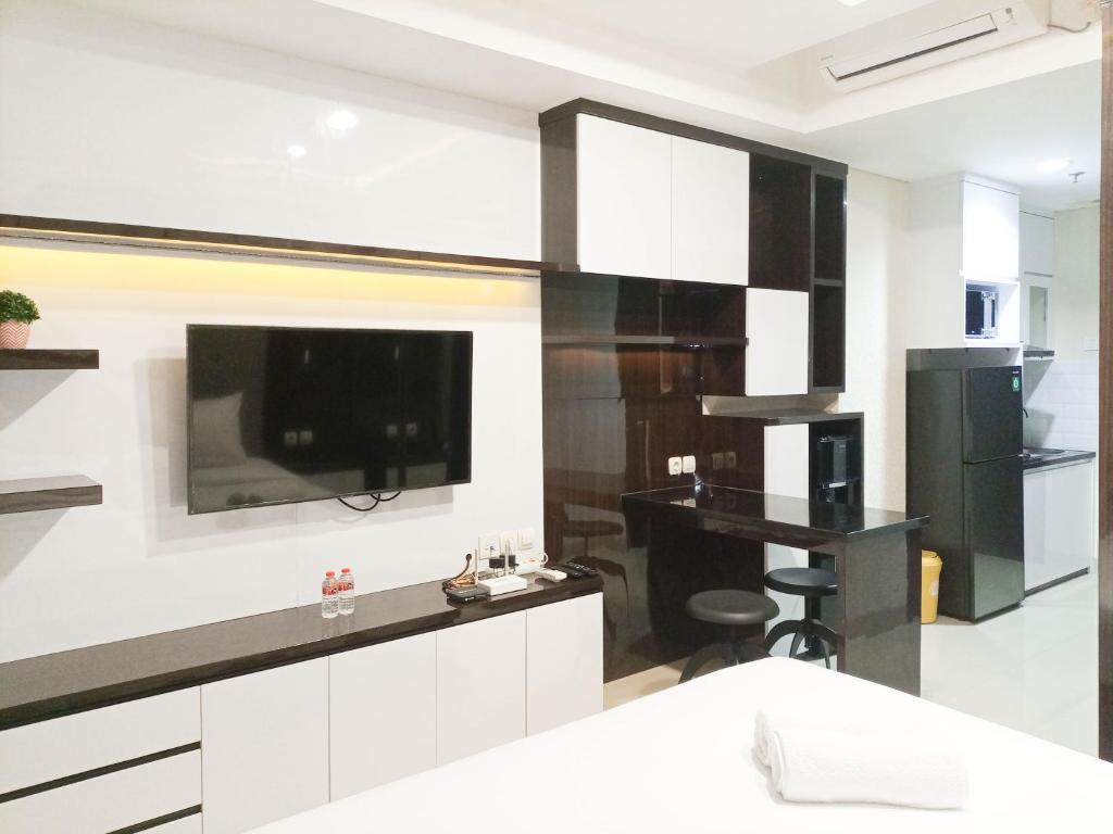 Luxury Studio at Patraland Amarta Apartment By Travelio photo 3