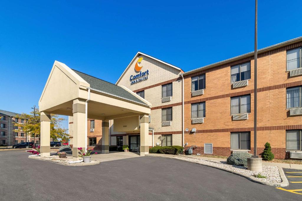 Comfort Inn & Suites near Tinley Park Amphitheater image