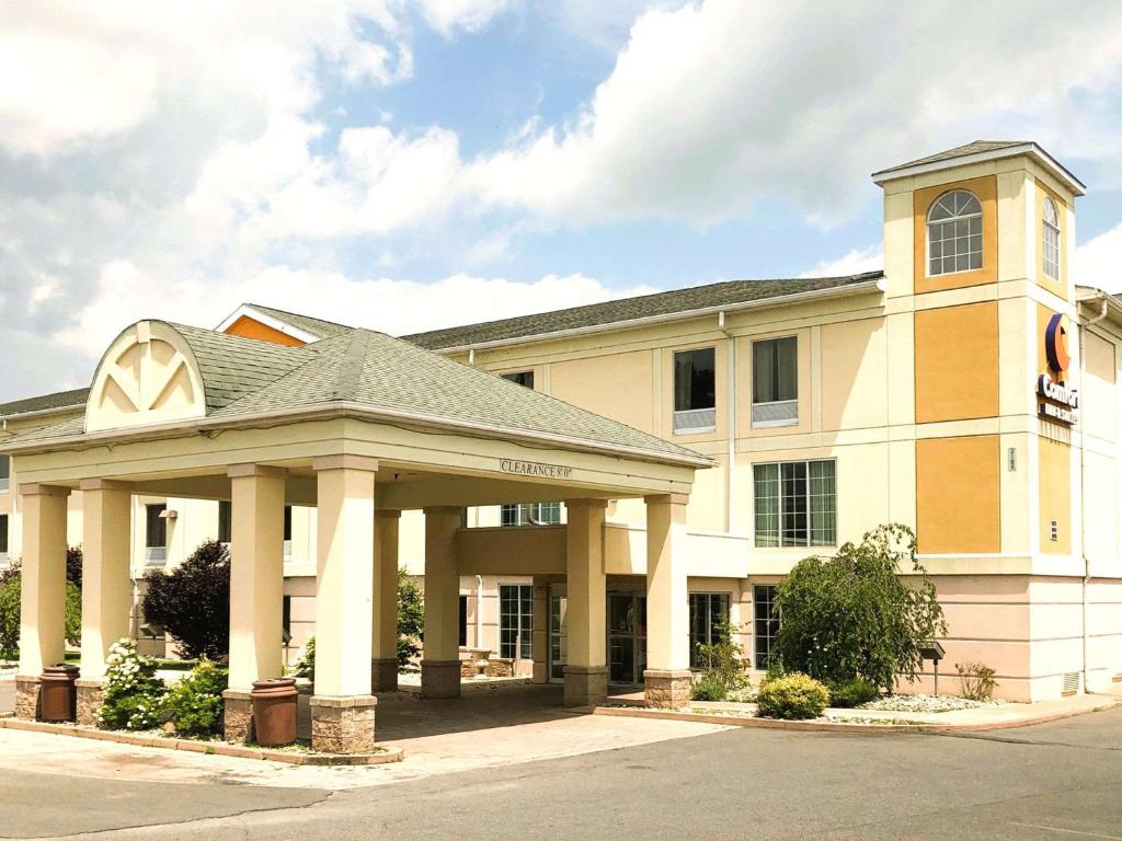 Comfort Inn & Suites Near Pocono Mountains image