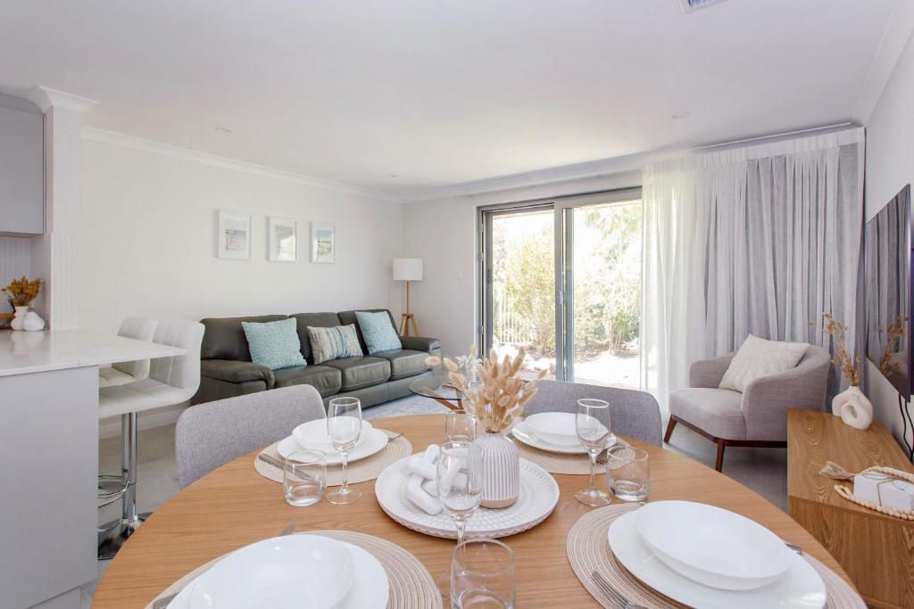 Maylands Riverside City Retreat - Tap to explore photos