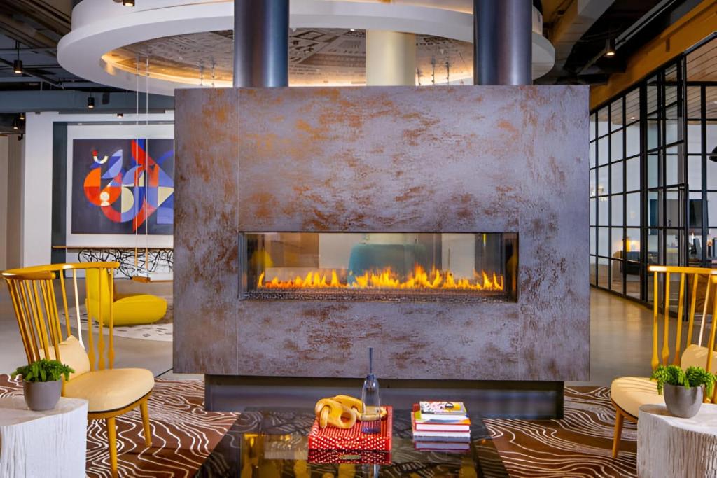 Live The Alexandria Exp From This Comfy Apt image