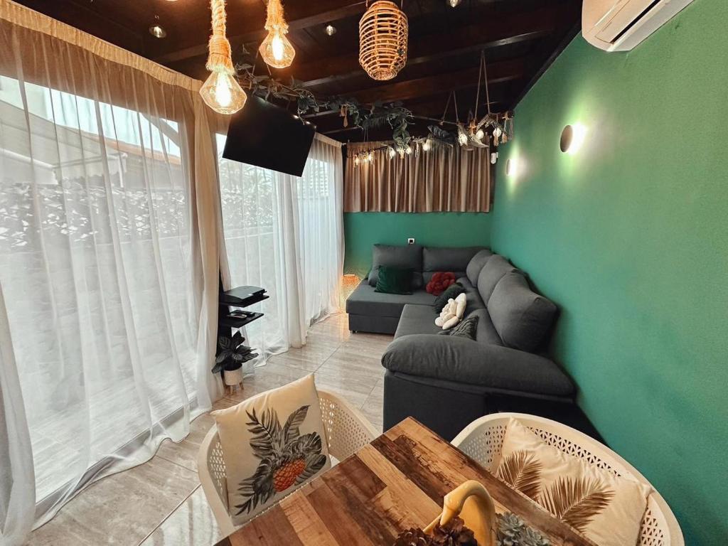 Stylish 2-Bedroom Apartment with AC & Pool - Tap to explore photos