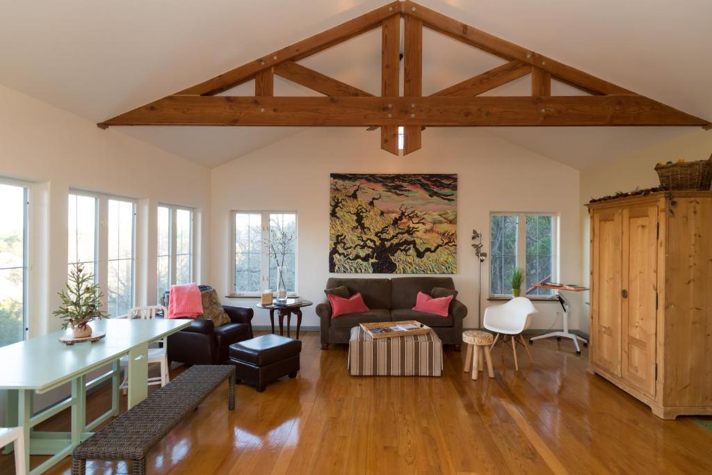 The Rivery Retreat, Choose from Luxury Guesthouse Cabin OR Suite in Lake Austin Hill Country image