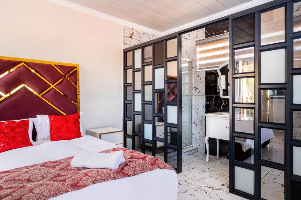 SelaMod Village guest House Room Type - One-Bedroom Suite